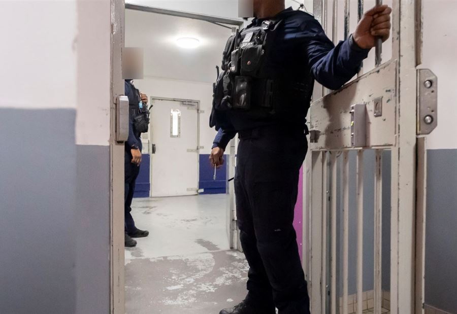حادثة خطيرة في فرنسا… سجين يحتجز رهائن!